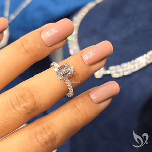 แหวนหมั้นเพชรทรงเหลี่ยมมรกต 2 กะรัต เพชรเลี้ยงในห้องปฏิบัติการ ประดับด้วยวงแหวนรอบนอกแบบซ่อน ได้รับการรับรองจาก IGI ตัวเรือนทองคำขาว 10k - Product Image 4