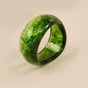 Bracelet manchette artisanal en résine marbrée, large et massif, avec dôme convexe, imitation jade émeraude et écaille de tortue - Product Image 5