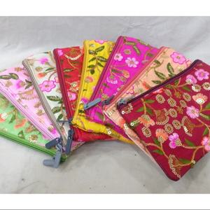 Ensemble de pochettes zippées en tissu brodé floral fait main, aux motifs multicolores vibrants inspirés de l'art traditionnel indien - Product Image 1