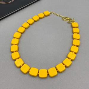 Collier en résine et bois fait main avec détails artistiques, accessoires de mode - Product Image 3