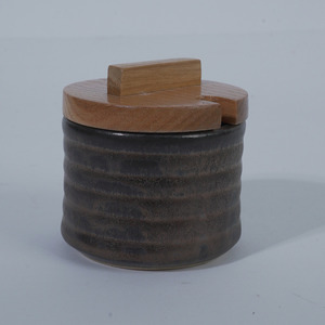 Pot à sauce soja en céramique gris brun avec couvercle en bois 150 ml, design moderne, empilable pour restaurant, hôtel, vaisselle, sauce soja, vinaigre - Product Image 3