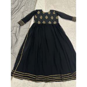 Vestido Anarkali Hecho a Mano para Fiestas, Silueta en A con Bordado, Cintura Imperio, Cuello Redondo, Organza - Product Image 2