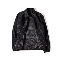 Veste bomber noire pour homme, coupe classique, finition brillante, fermeture à boutons-pression, entièrement doublée, coupe-vent, ourlet à cordon, style streetwear