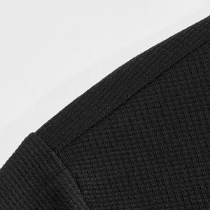 Ensemble de pyjama décontracté pour homme en tissu doux avec haut confortable et pantalon assorti pour le repos nocturne et les loisirs à la maison - Product Image 4