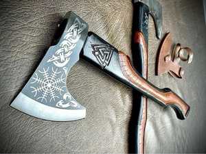 Hache viking en acier carbone forgé à la main, manche en bois de rose, hache de camping à barbe, fourreau en cuir - Product Image 1