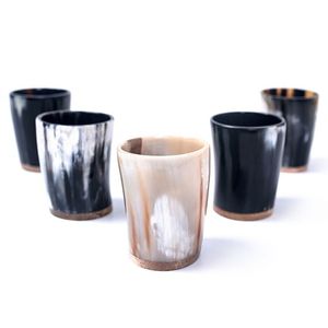 Vasos de chupito artesanales de cuerno de buey de origen ético, grabados y pulidos, para la sala de juegos masculina - para Navidad y San Valentín - Product Image 1