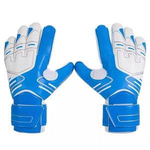 Paire de gants de gardien de but avec zones de soutien durables pour les paumes et les doigts, et poignet réglable pour un contrôle sûr de la main. - Product Image 4