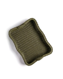Bandeja rectangular de ratán verde oliva, plato de servir de mimbre hecho a mano con elegante borde festoneado para decoración de mesa. - Product Image 3