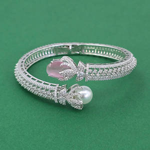 ผู้ค้าส่งเครื่องประดับแฟชั่นในอินเดีย คิวบิกเซอร์โคเนีย กำไลแบบเปิดได้ ชุบโรเดียม 443965 - Product Image 5