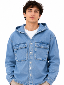 Chaqueta de Mezclilla con Capucha para Hombre, Color Azul Claro Lavado, Estilo Camisa con Botones, Prenda Exterior Informal de Manga Larga para Hombre, Corte Holgado y Elegante - Product Image 1