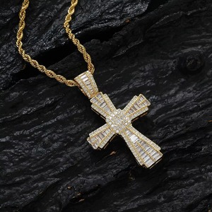 Pendentif Croix Hip Hop Baguette Plaqué Or 18K Sertie de Zircons Taille Émeraude avec Chaîne Cordon - Product Image 6