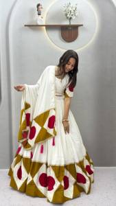 Ensemble Lehenga haut de gamme en pur coton entièrement cousu avec de lourdes broderies à la main, des motifs Gotta Patti authentiques et des Latkan traditionnels faits à la main - Product Image 3