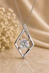 Collier pendentif en diamant rond de qualité supérieure en or 18 carats, design ruban torsadé, pierres accentuelles étincelantes, bijou élégant pour cadeau - Product Image 3