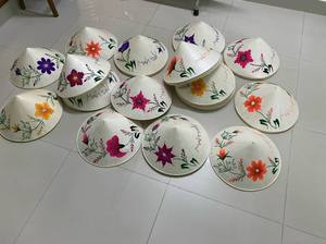 หมวกทรงกรวยทำจากใบปาล์มและไม้ไผ่ธรรมชาติ สำหรับสวมใส่แบบดั้งเดิมและใช้เป็นของตกแต่ง - Product Image 4