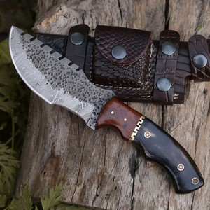 Couteau de chasse à lame fixe en acier Damas forgé à la main sur mesure avec manche en corne de taureau naturelle et étui en cuir de crocodile OEM - Product Image 1