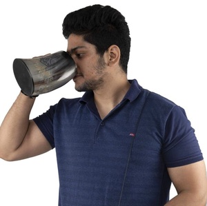 Jarra de Cerveza Rústica de Cuerno de Búfalo, Taza Vikinga para Beber, Estilo Medieval, Hecha a Mano - Product Image 1