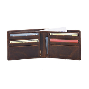 Fabriqué en cuir véritable de qualité supérieure, ce portefeuille raffiné à deux volets présente un design gaufré distinctif qui ajoute de la profondeur. - Product Image 3