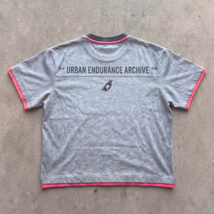 เสื้อยืดคอกลมแขนสั้นสีเทาสำหรับผู้ชาย Urban Endurance Archive พร้อมขอบตัดสีและลายพิมพ์โลโก้ด้านหน้า สไตล์ลำลอง - Product Image 4