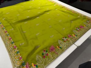 Dupatta de Seda Arrugada Color Borgoña con Borde Dorado, Elegante y Tradicional para Bodas, Fiestas y Diwali, para Mujeres Indias y Pakistaníes - Product Image 5