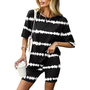 Ensemble 2 pièces pour femmes, motif tie-dye rayé, hauts tricotés à manches courtes et col rond, coupe ample, avec shorts au-dessus du genou, tenue décontractée printemps-été - Product Image 1