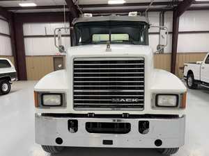 Camion tracteur poids lourd commercial 6x4 avec cabine couchette diesel pour le transport longue distance - Product Image 5