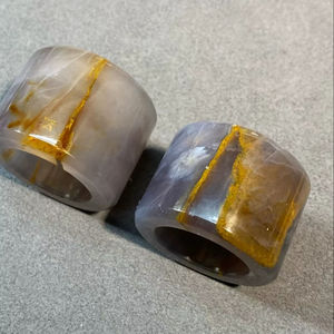 Collection d'anneaux de serviette en résine décorative pour une décoration artistique de table, ajoutant une touche créative à la présentation des repas - Product Image 1