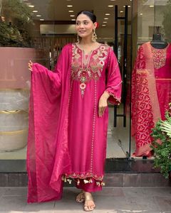Magnifique ensemble Kurti en viscose et soie Chanderi avec broderie à motifs séquentiels, pantalon en soie et dupatta en soie Chanderi - Product Image 4