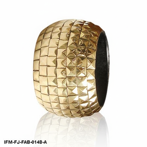 Brazalete Metálico Ancho y Texturizado con Incrustaciones de Pirámides Doradas para Mujer - Product Image 2
