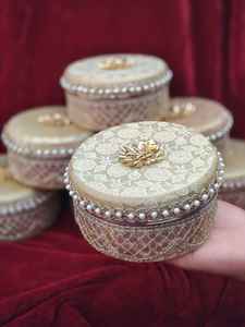 Boîte à Laddu en Brocart avec Fleur Gota en Acier Inoxydable – Vente en Gros |   Faveur de mariage indienne, punjabi, pakistanaise |   Boîte de fruits secs 250g, 500g - Product Image 5