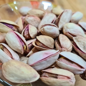 เมล็ดพิสตาชิโอคั่วเปลือกบาง เกรดดีที่สุด ปลอดจีเอ็มโอ น้ำหนัก 10 กก. ผลผลิตสดใหม่ เครื่องเทศชั้นเลิศ ผลิตภัณฑ์จากอินเดีย กูร์การัต สำหรับแปรรูปอาหารและเบเกอรี่ อายุการเก็บรักษา 1-2 ปี - Product Image 1