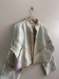 Chaqueta Acolchada Kantha Hecha a Mano, Estilo Vintage, Reversible, Corte Kiara - Product Image 4