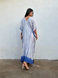 Caftán Azul Gris con Estampado Tie Dye, Vestido Cómodo para Playa, Resort o Salón - Product Image 3