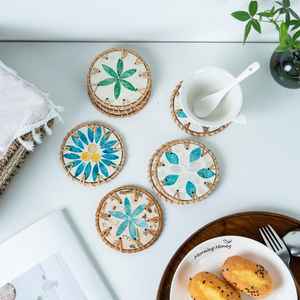 Sous-verres en coquillages faits à la main, sous-verres en nacre avec tressage en rotin, décoration bohème pour la maison - Product Image 1