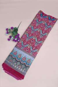 Tela Crepé Rosa Natural Rani con Estampado Floral Geométrico Étnico y Borde Ornamental Pesado para Material de Vestido Kurti - Product Image 3