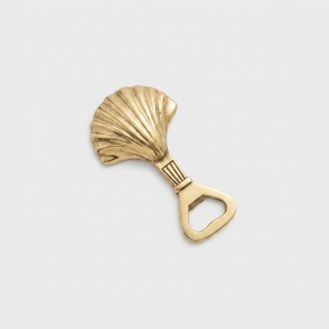 Décapsuleur artisanal en laiton massif en forme de coquille Saint-Jacques, thème côtier de luxe, doré, pour bar, décoration intérieure et fournitures hôtelières - Product Image 1