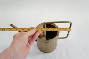 Regadera de metal dorado de primera calidad con pico largo para el cuidado de plantas en balcones, terrazas y patios, hecha a mano en India. - Product Image 3