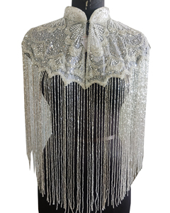 Hermosa capa tipo poncho de diseño vintage con bordado a mano de mariposas, brillante, de la colección nupcial blanca, para tallas grandes. - Product Image 1