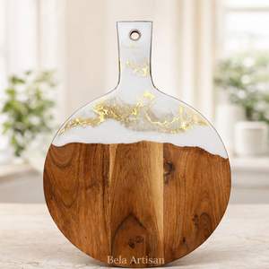 Tabla de servir artesanal de madera de acacia y resina epoxi Bela, tabla de charcutería con asa, tabla para cortar queso, bandeja de servir para cocina - Product Image 1