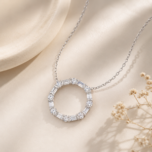 Collier pendentif en or 18 carats avec diamant de laboratoire |   Diamants taillés en baguette et en rond brillant |   Cadeau de mariage de luxe pour femmes - Product Image 3