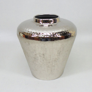 Jarrón Floral de Aluminio Hecho a Mano con Superficie Texturizada, Diseño Art Deco - Jarrón Decorativo de Lujo para Mesa, Ideal para Diwali y Bodas - Product Image 1