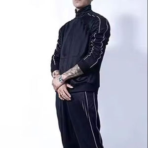 Conjunto Deportivo Vintage de Nailon para Hombre, Chaqueta Cortavientos con Cierre y Pantalones Cortos - Product Image 3