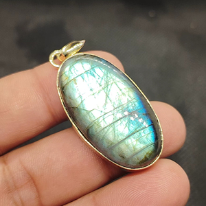 Pendentif en laiton plaqué or avec cabochon en labradorite verte naturelle pour mariage, fête ou anniversaire - Product Image 1