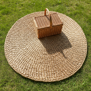 Tapis en jacinthe d'eau artisanale du Vietnam, durable et léger, parfait pour les salons, les chambres et les pique-niques - Product Image 1