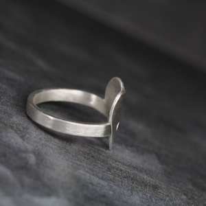 แหวนเงินแท้ 925 คุณภาพสูง ดีไซน์รูปหัวใจสีแดง ประดับเพชรซิคอน ฝังแบบ Bezel ลายกิ่งใบไม้ สไตล์มินิมอล - Product Image 2