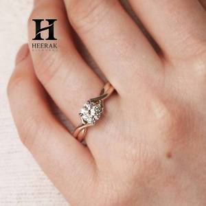 Bague de fiançailles solitaire entrelacée en or rose 14 carats avec diamant de laboratoire rond brillant de luxe, design unique et fluide pour mariage - Product Image 2