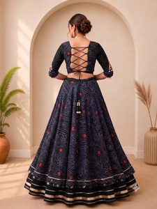 Ensemble Lehenga Indien et Pakistanais avec Blouse Brodée à Lacets au Dos, Jupe Imprimée Longue en Rayonne – Tenue Traditionnelle pour Mariage - Product Image 5