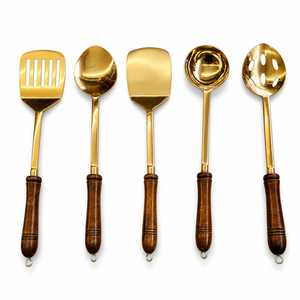 Ensemble d'ustensiles de cuisine en laiton doré avec manches en bois, 5 pièces : spatule, louche et cuillère - Product Image 3