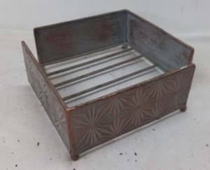 Boîte de rangement vintage en métal, plateau organisateur décoratif à motifs en relief pour la maison, le salon, le bureau, la table, style rustique industriel - Product Image 4