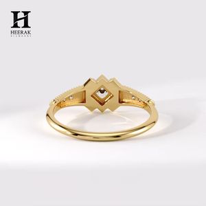Bague de fiançailles vintage Art Déco avec diamant taille princesse, monture géométrique en forme de cerf-volant et zircon cubique, sertie de milgrain - Product Image 2