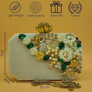 Bolso de Mano Artístico de Resina con Flores Blancas en 3D, Perlas, Gemas Verdes y Cadena Dorada - Product Image 3